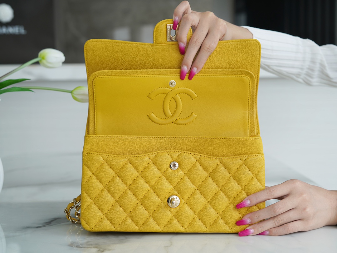 𝐂𝐇𝐀𝐍𝐄𝐋 Classic Flap washed cowhide is made from the most delicate newborn calves Washed fetal cow Medium Mango Yellow 🥭