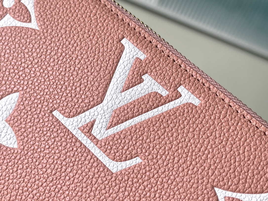 𝐋𝐎𝐔𝐈𝐒 𝐕𝐔𝐈𝐓𝐓𝐎𝐍   M81645