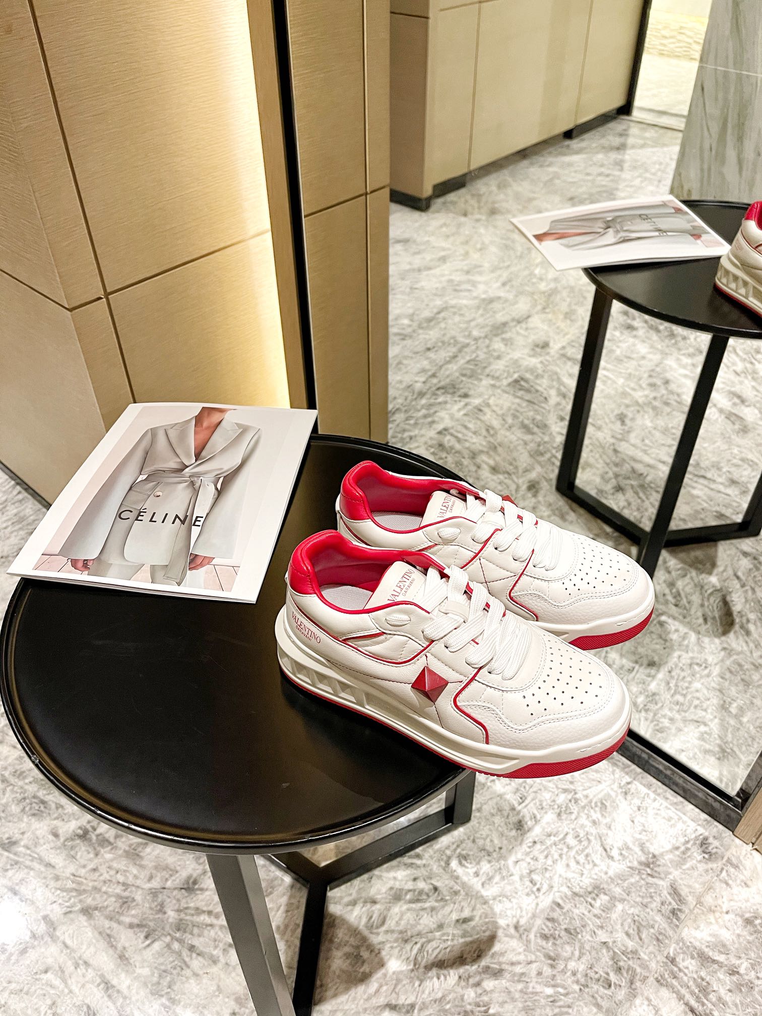 【Valentino】𝟐𝟎𝟐𝟏/𝐒𝐒 𝐧𝐞𝐰 Valentino 2021 fall and winter new one stud sneakers couples on the new