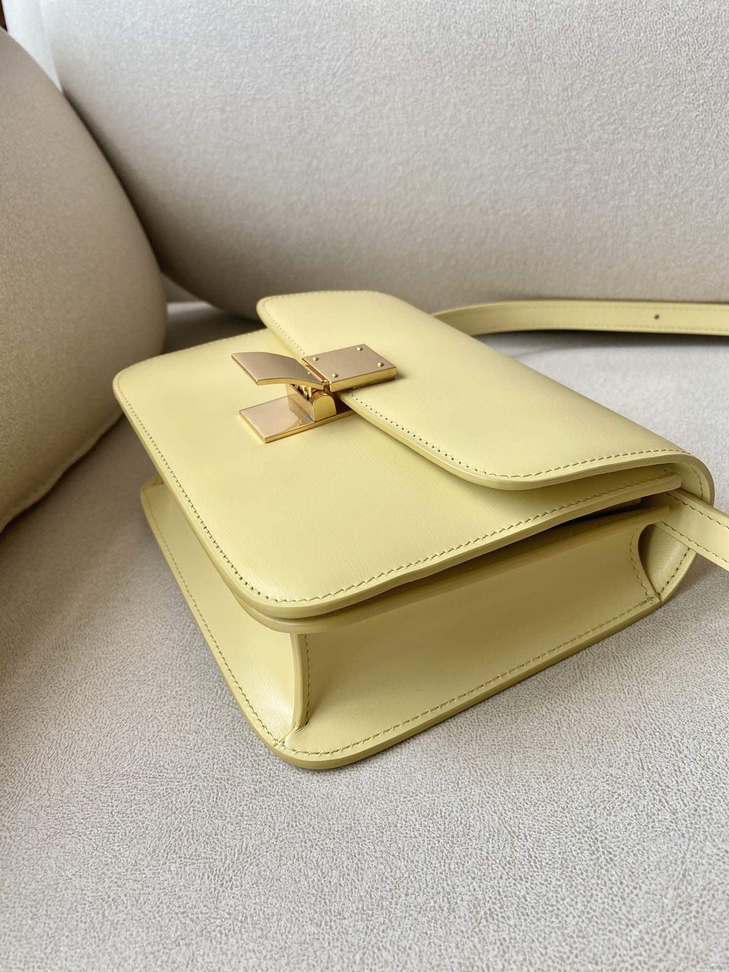 𝐂𝐞𝐥𝐢𝐧𝐞 Box Teen bag in polished calfskin