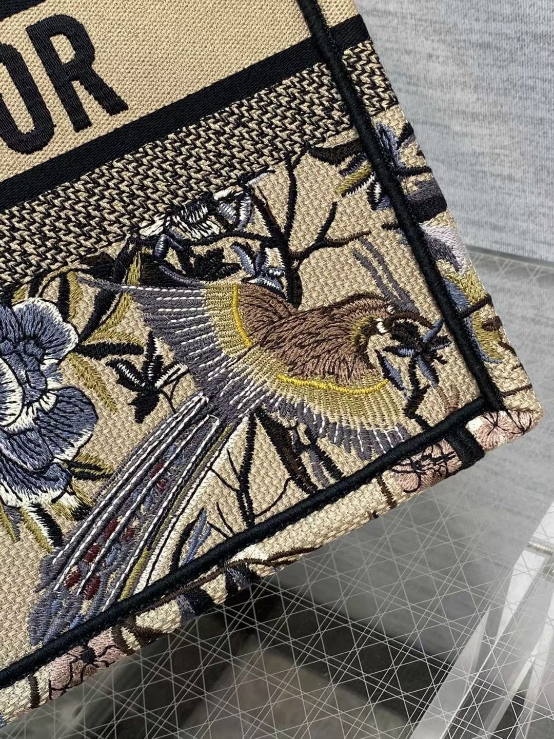 DIOR TOTE Magpie flower embroidery
