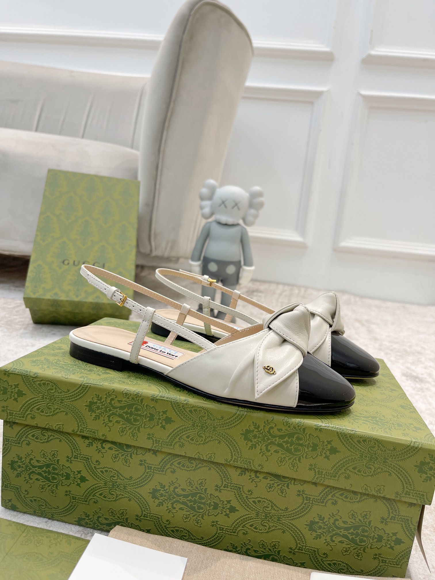 Gucci new buckle bow sandals