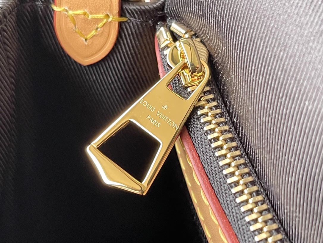 𝐋𝐎𝐔𝐈𝐒 𝐕𝐔𝐈𝐓𝐓𝐎𝐍    M45985