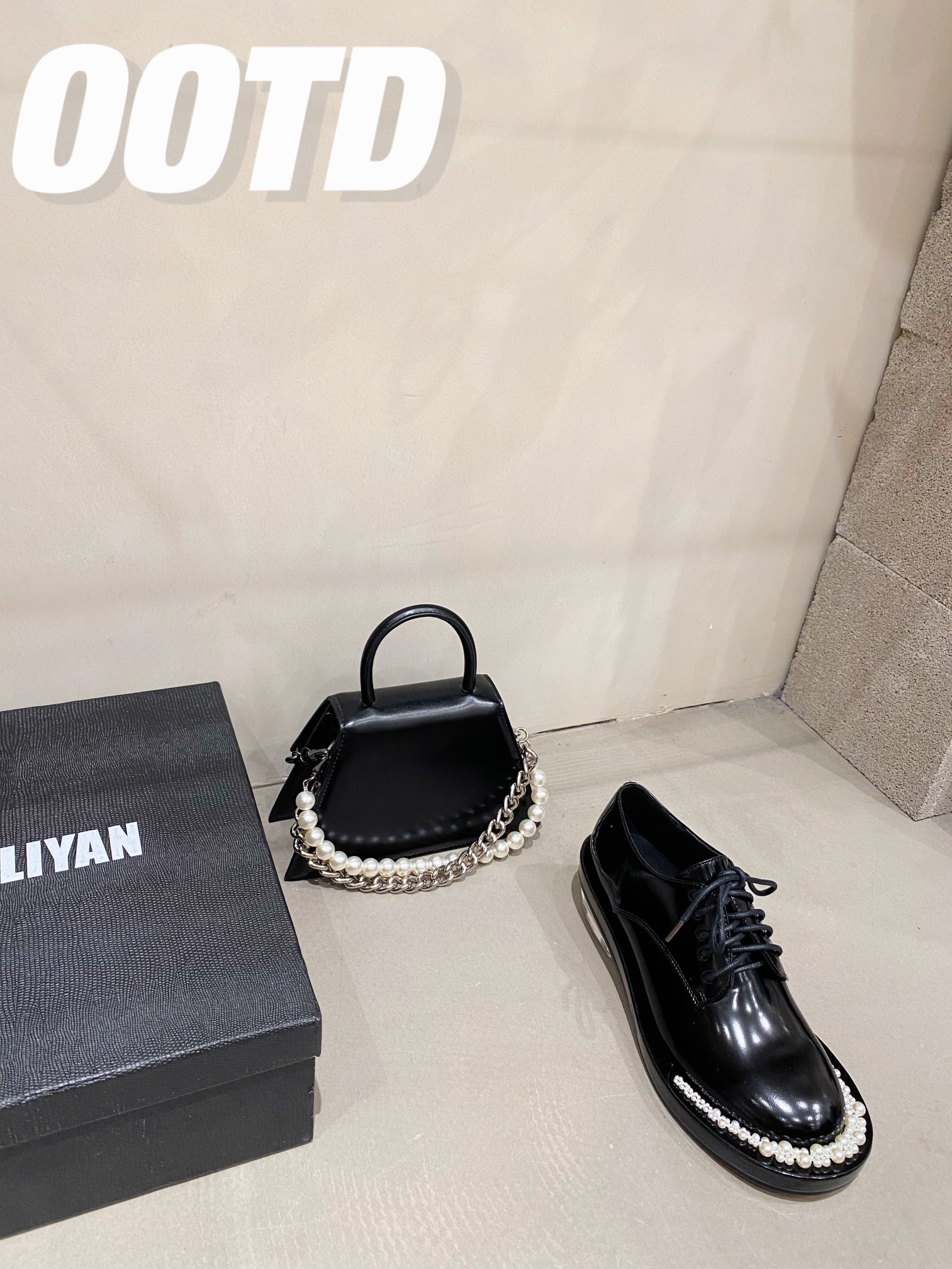 SR&HM | 𝟐𝟎𝟐𝟏/𝐒𝐒 𝐧𝐞𝐰 SR&HM original custom cowhide upper Hand-stitched pearl along the strip