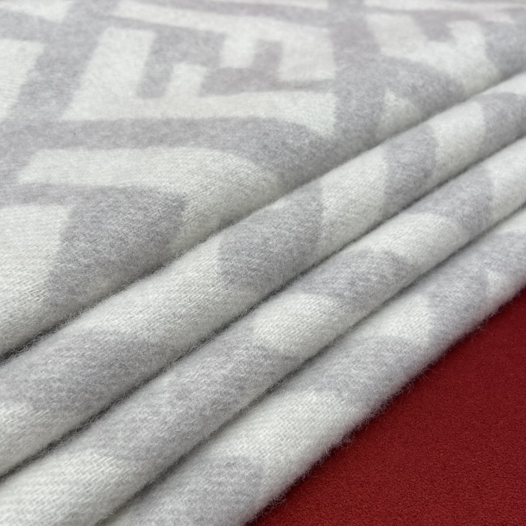 𝐅𝐞𝐧𝐝𝐢 Double-sided Cashmere Scarf with Big Tassel and Big Logo 100% Cashmere