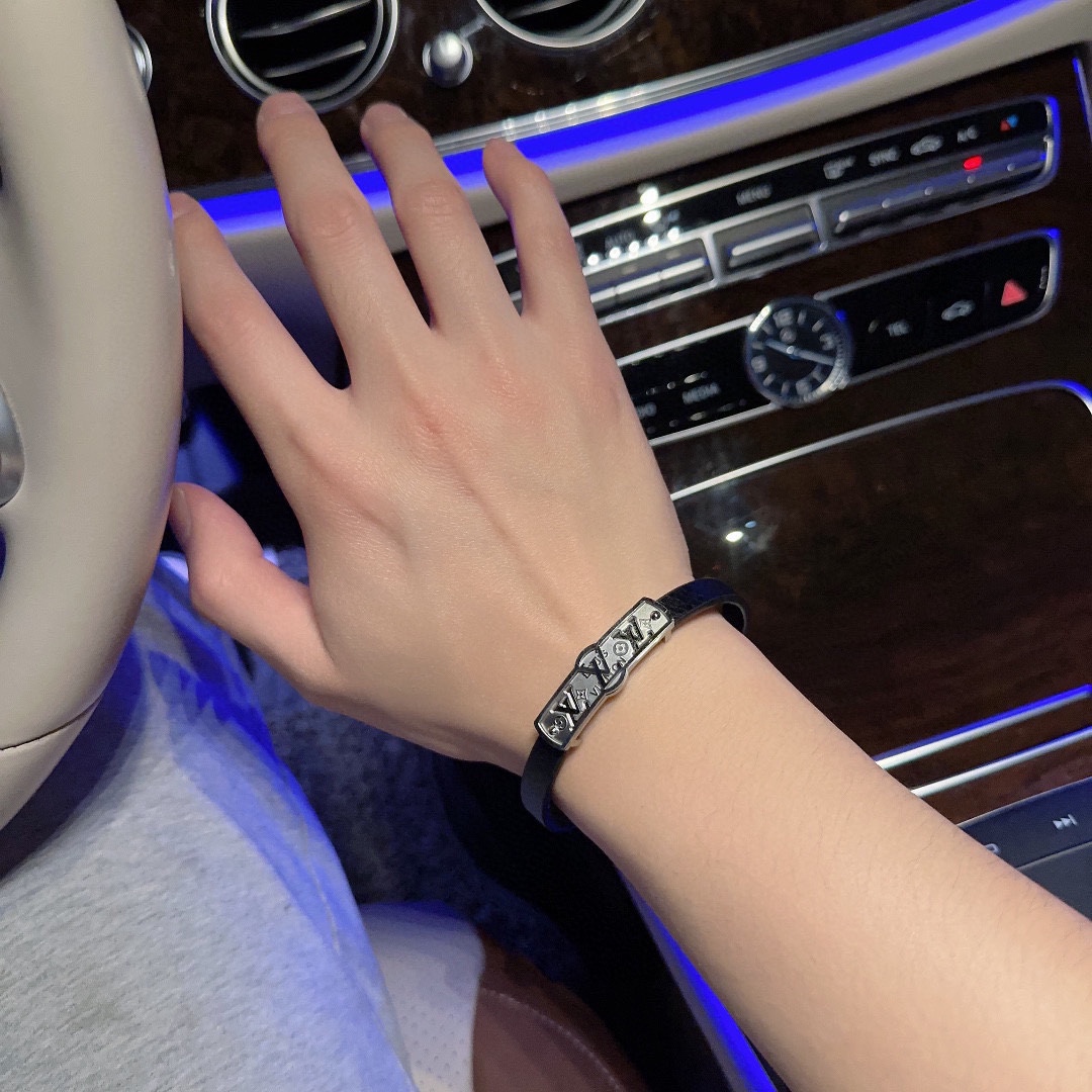 Louis Vuitton Cowhide bracelet, couple's style, length 22cm, adjustable and changeable