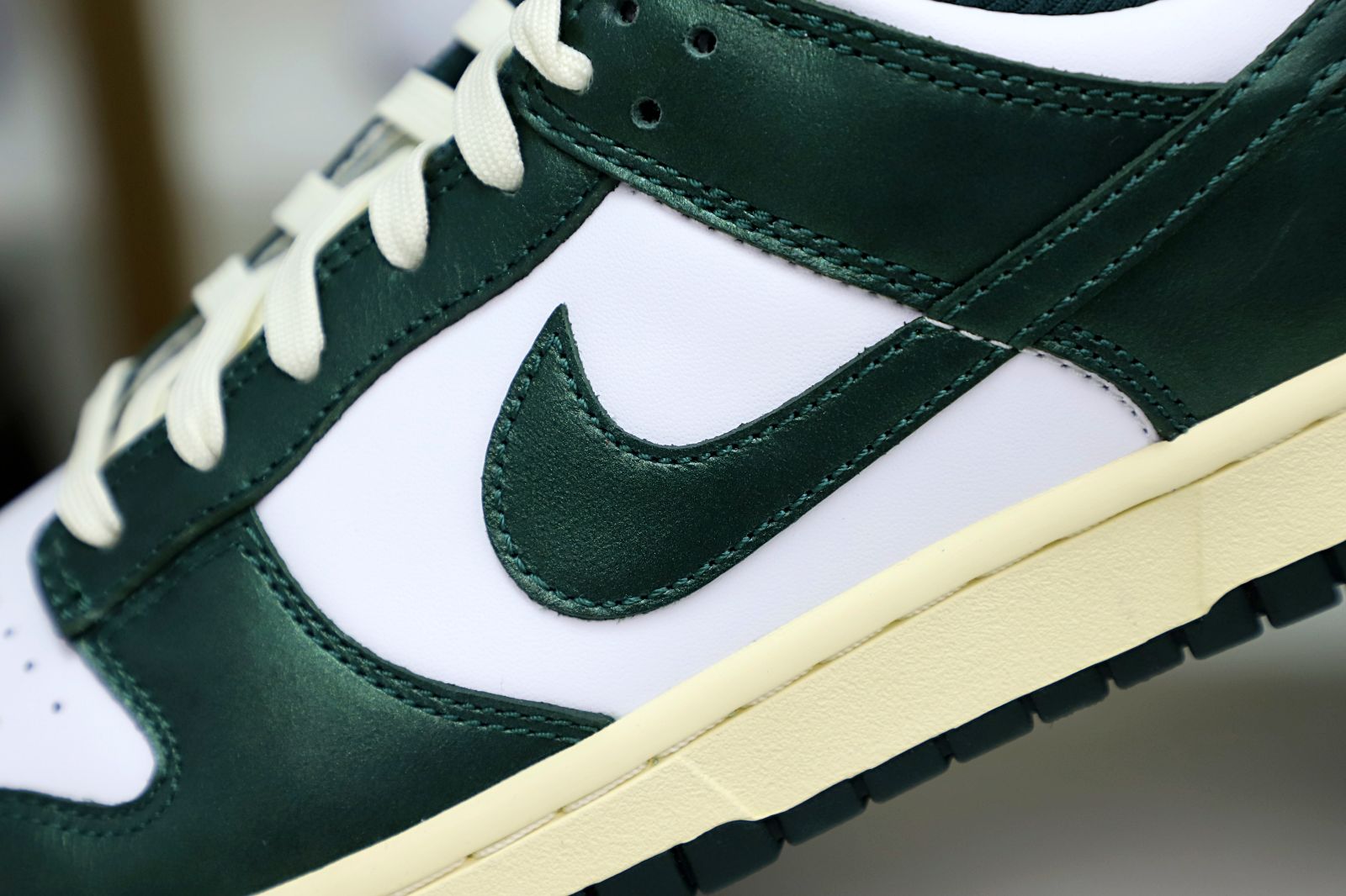 NIKE WMNS DUNK LOW VINTAGE GREEN