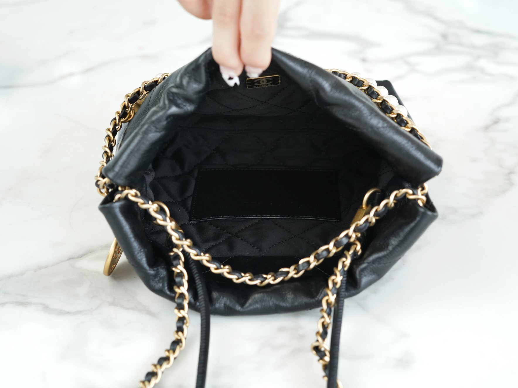 𝗖𝗛𝗔𝗡𝗘𝗟✦  23S 22Mini pearl chain bag black