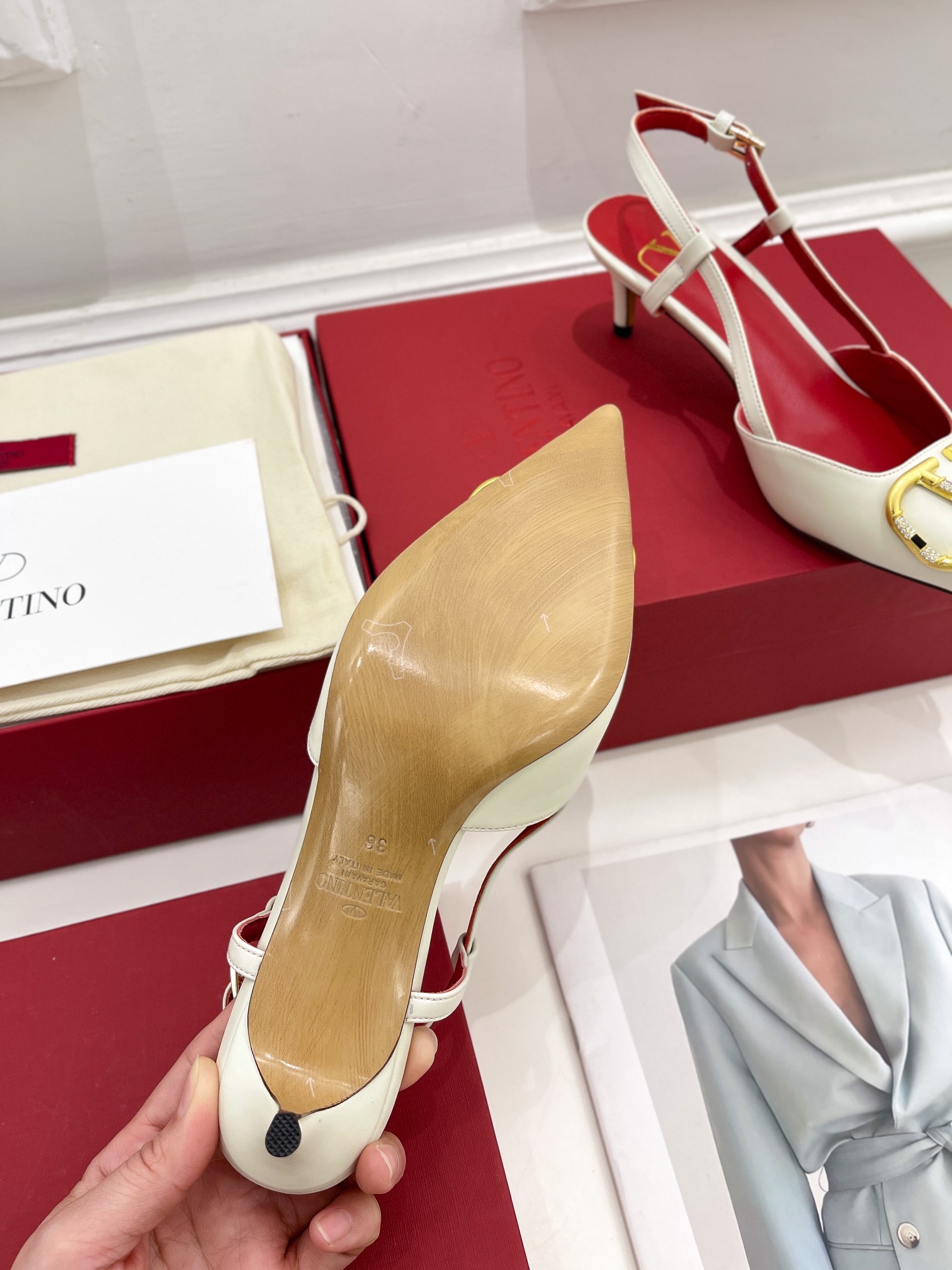 【Valentino】𝟐𝟎𝟐𝟏/𝐒𝐒 𝐧𝐞𝐰 Valentino 2022 spring and summer new large V diamond buckle high heels on the new