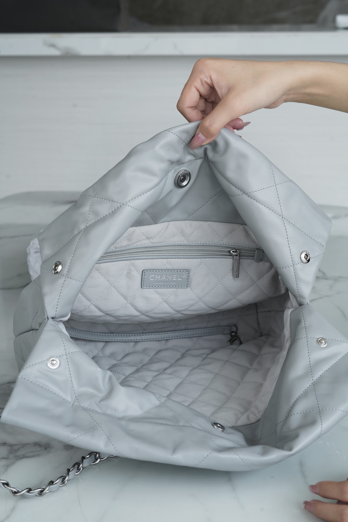 𝗖𝗛𝗔𝗘𝗡𝗟✦𝟐𝟐𝗣Spring/Summer New 𝟐𝟐Handbag Gray Silver Buckle Small 🐘