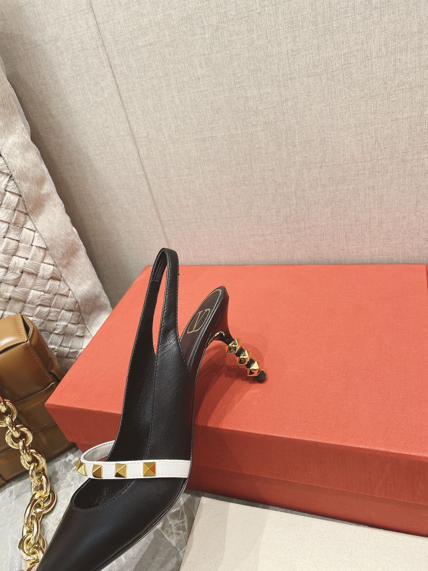 【Valentino】𝟐𝟎𝟐𝟏/𝐒𝐒 𝐧𝐞𝐰 Valentino Lambskin back lace-up heel with sculpted work