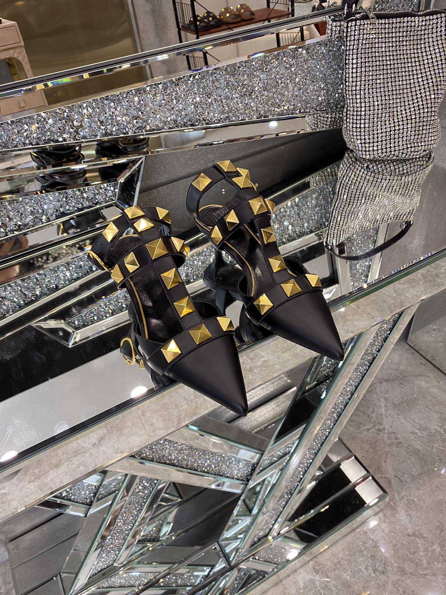 【Valentino】𝟐𝟎𝟐𝟏/𝐒𝐒 𝐧𝐞𝐰 Valentino studded sandals counter the latest series of very bright show series launched