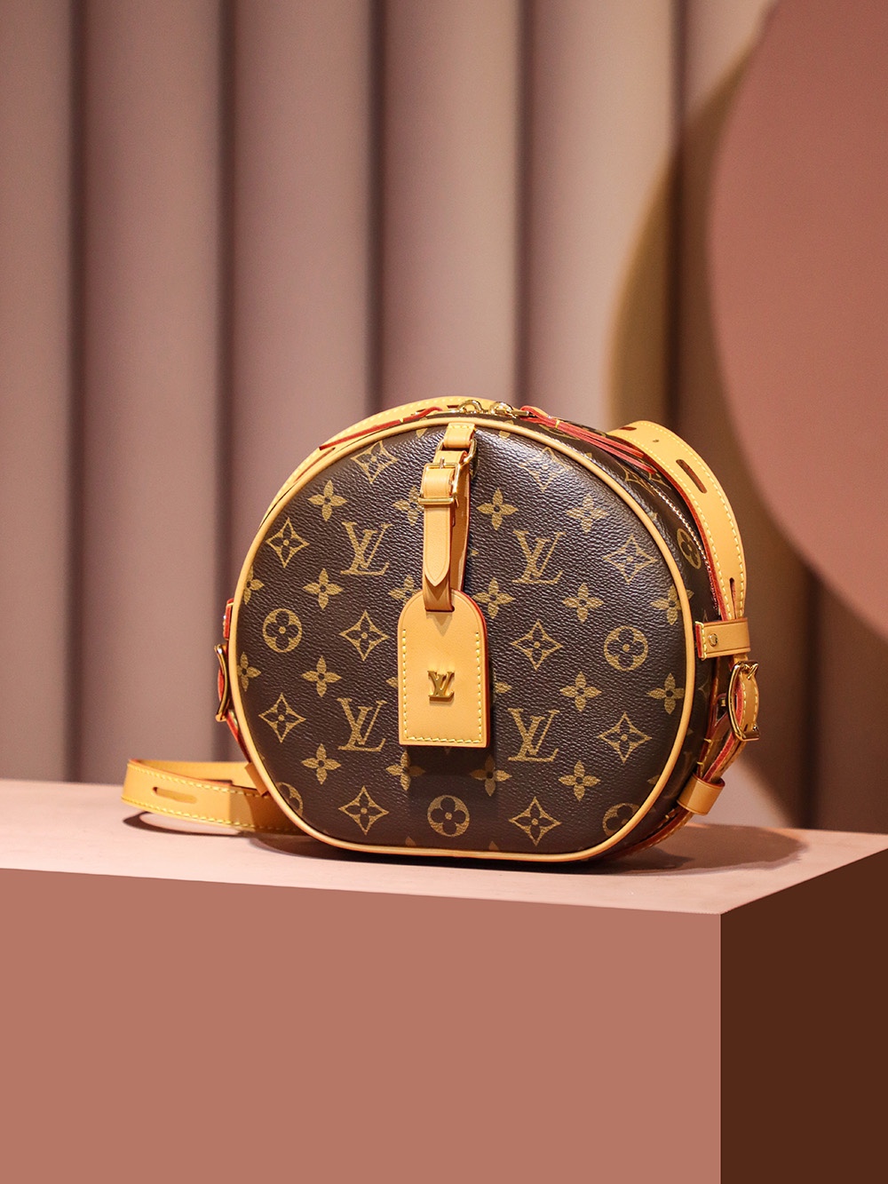 Louis Vuitton 𝐁𝐎𝐈𝐓𝐄 𝐂𝐇𝐀𝐏𝐄𝐀𝐔 𝐒𝐎𝐔𝐏𝐋𝐄 new version big soft cake M45747