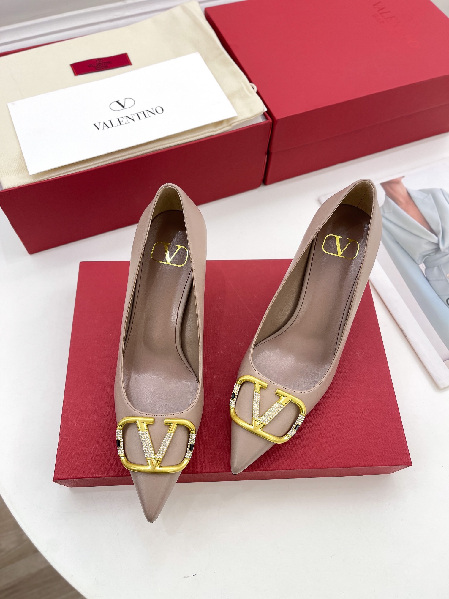 【Valentino】𝟐𝟎𝟐𝟏/𝐒𝐒 𝐧𝐞𝐰 Valentino 2022 spring and summer new large V diamond buckle high heels on the new