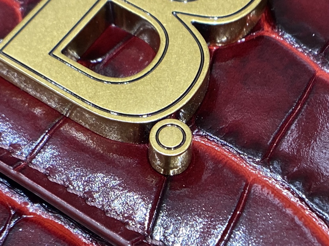 BALENCIAGA 𝘄𝗮𝗹𝗹𝗲𝘁 𝗼𝗻 𝗰𝗵𝗮𝗶𝗻 ▪️ crocodile print burgundy gold buckle