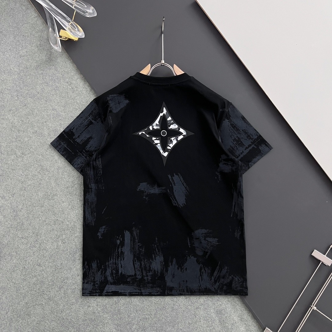 Louis Vuitton 24 classic embroidered pockets with trendy t-shirts