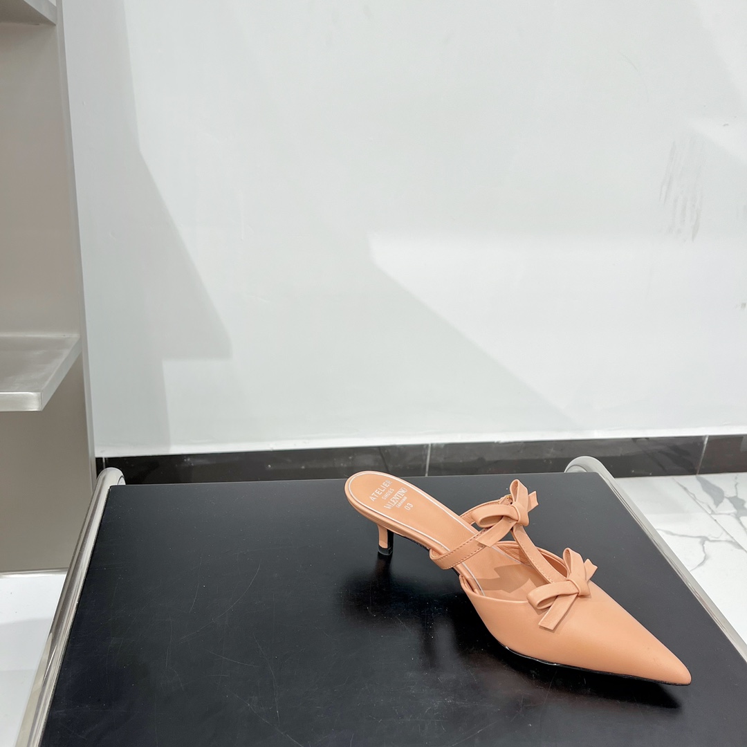 【Valentino】𝟐𝟎𝟐𝟏/𝐒𝐒 𝐧𝐞𝐰 Valentino Early Spring Collection Pointed Toe Bow Sandals