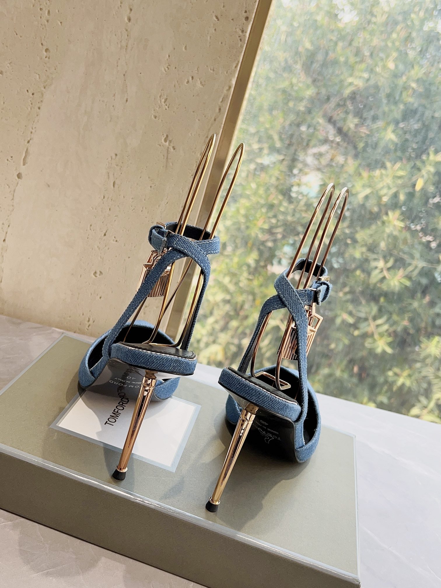 𝐓𝐎𝐌𝐅𝐎𝐑𝐃｜𝟐𝟎𝟐𝟑𝐒𝐒/𝐧𝐞𝐰  Dolce & Ga women's jeweled buckle jacquard raglan heels