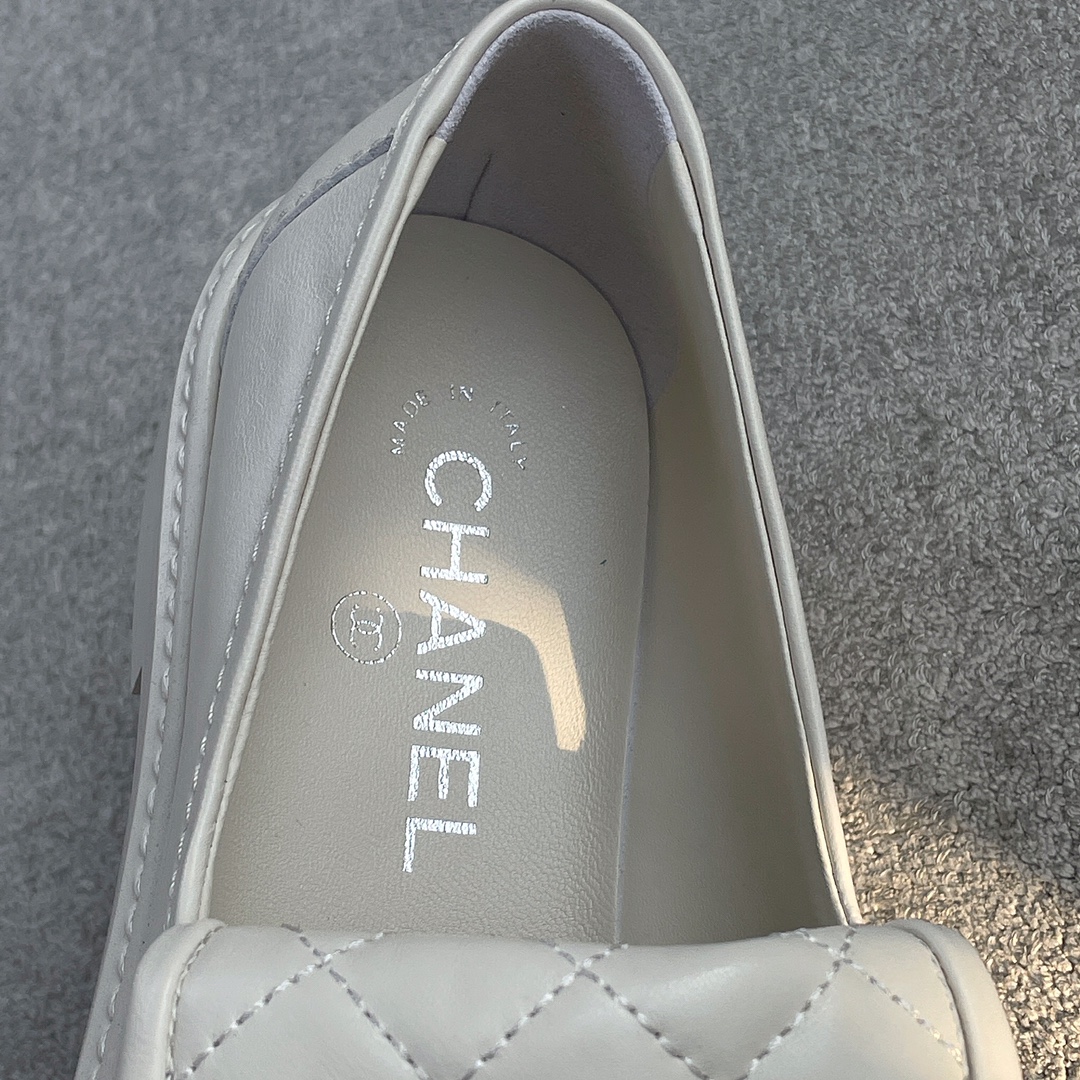 CHANEL a little retro with a flip-flop design through the dye leather sole