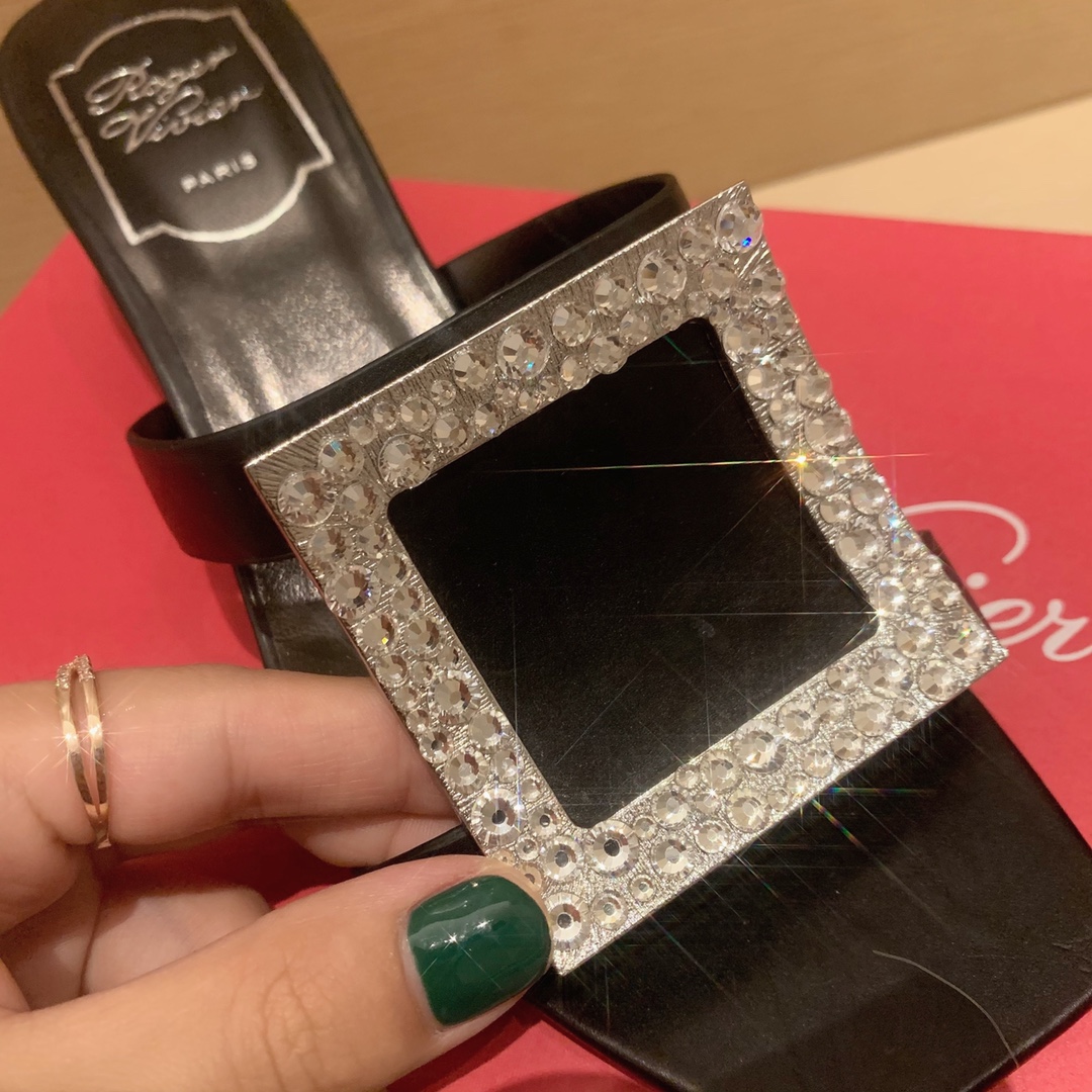 Roger vivier | 𝟐𝟎𝟐𝟏/𝐒𝐒 𝐧𝐞𝐰 2021 Summer Slippers Bikiviv' Metal Buckle PVC Mule Shoes