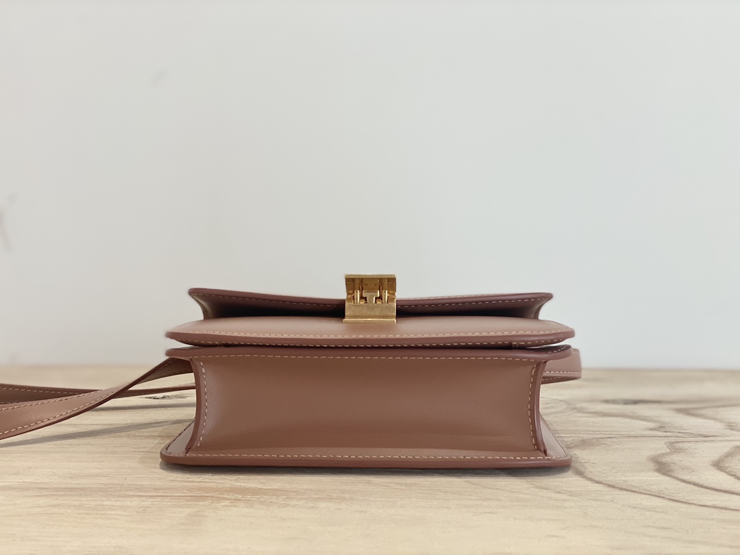 𝐂𝐞𝐥𝐢𝐧𝐞 Box Teen bag in polished calfskin