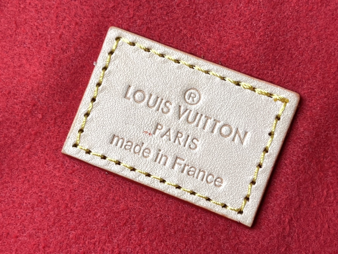 𝐋𝐎𝐔𝐈𝐒 𝐕𝐔𝐈𝐓𝐓𝐎𝐍     M47641