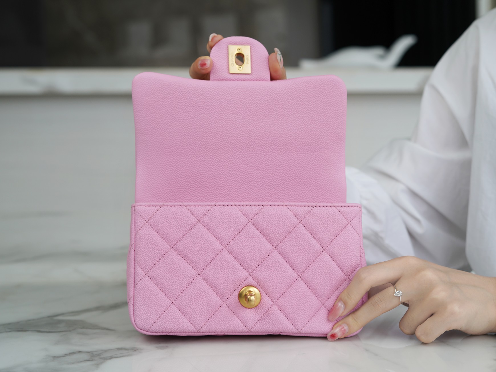 𝗖𝗛𝗔𝗡𝗘𝗟✦𝗖𝗹𝗮 𝘀𝘀𝗶𝗰 𝗙𝗹𝗮𝗽 𝗙𝗹𝗮𝗽 23P Spring/Summer New Love Adjustment Buckle Small Pink