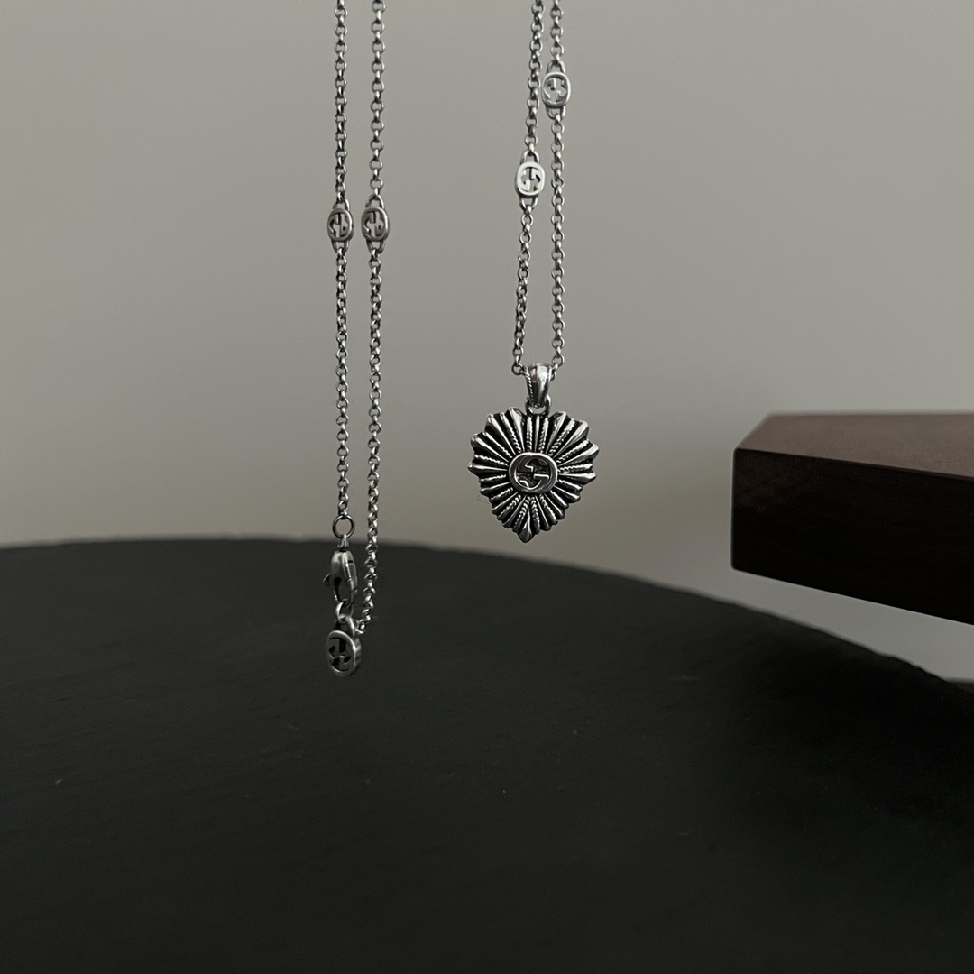 𝐆𝐮𝐜𝐜𝐢 925 Sterling Silver Interlocking Double G Black Shell Heart Necklace