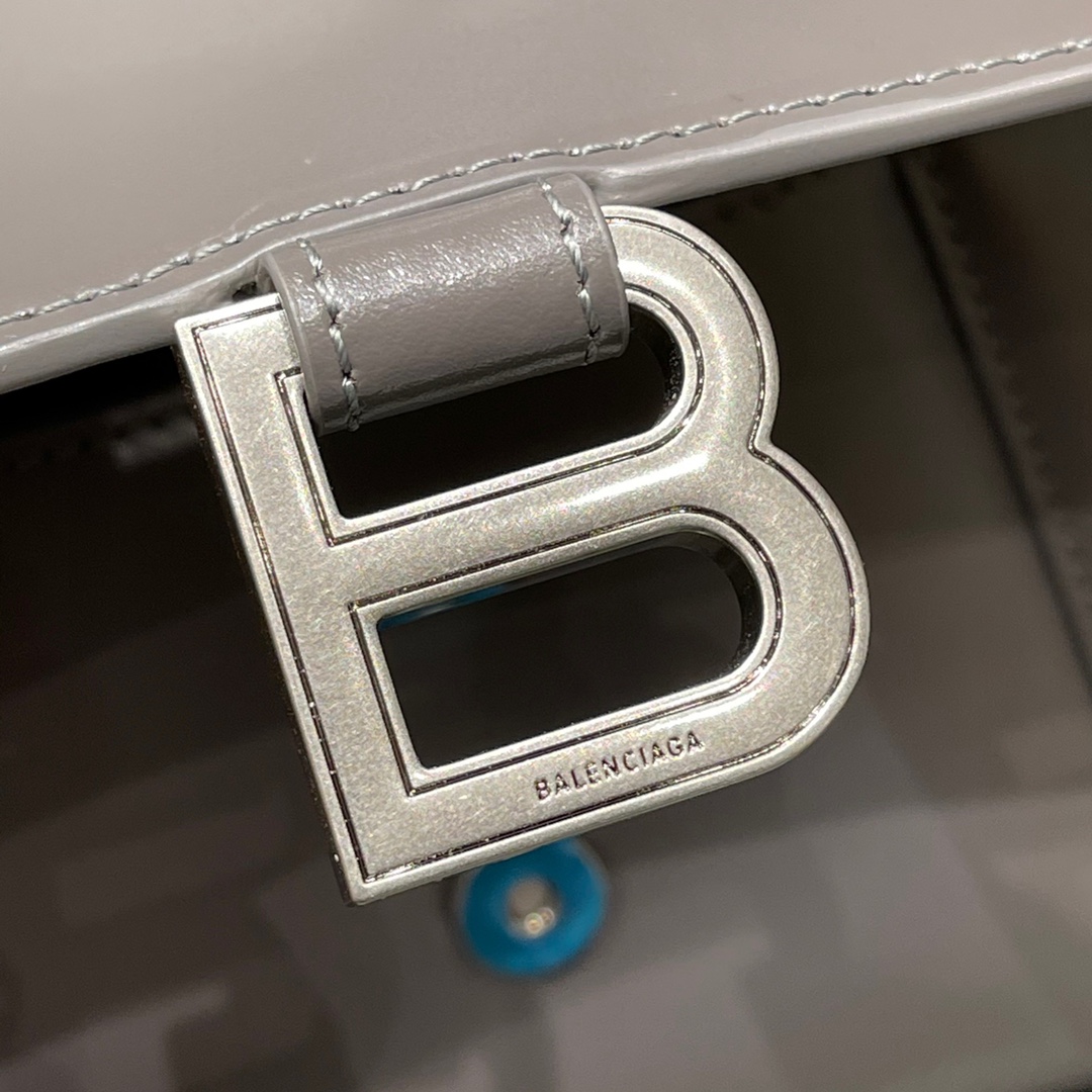 BALENCIAGA 𝐇𝐨𝐮𝐫𝐠𝐥𝐚𝐬𝐬 𝐒 The hourglass bag of the fashion world