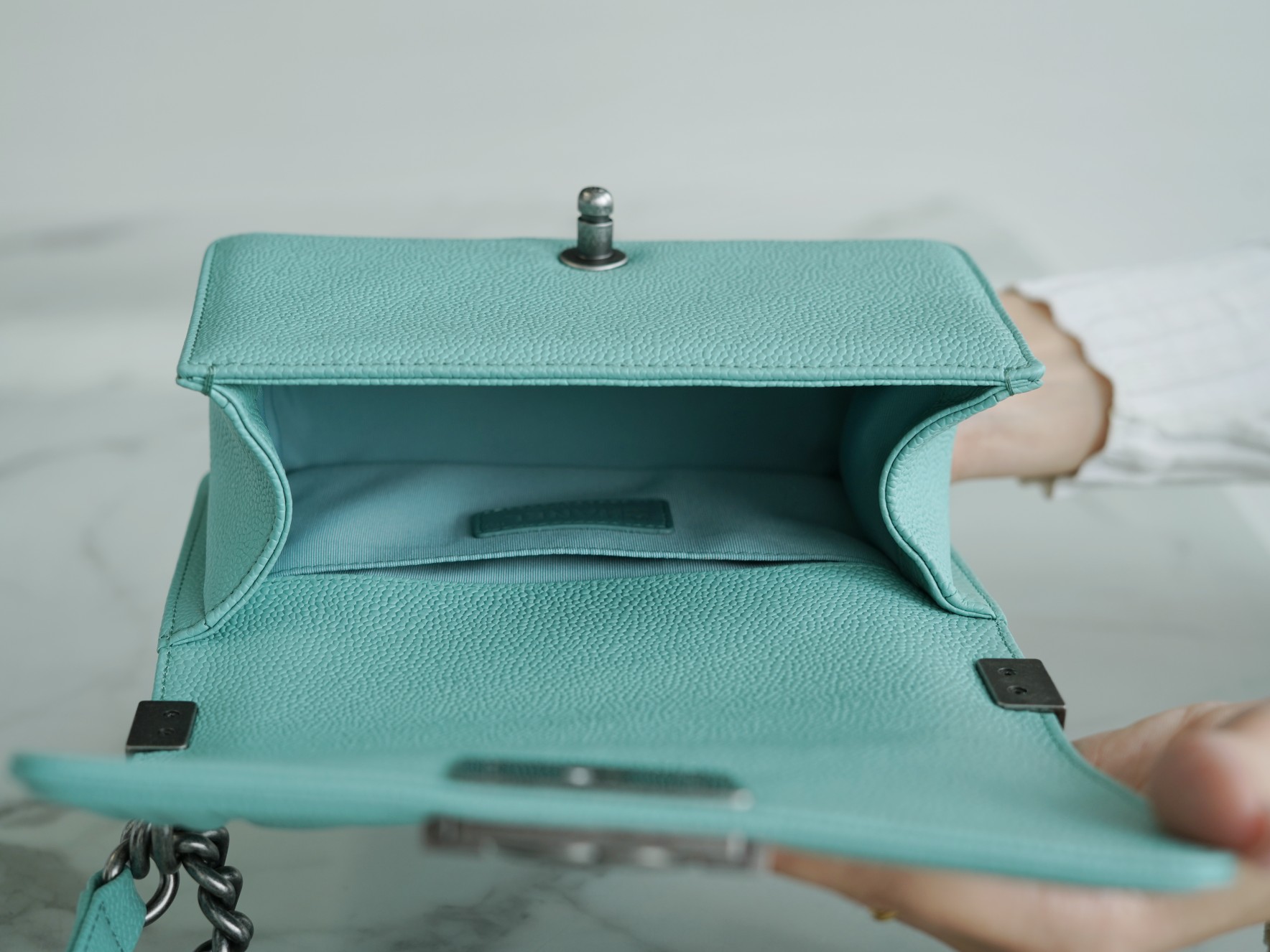 𝗖𝗵𝗮𝗻𝗲𝗹 𝗟𝗲𝗯𝗼 𝘆 French origin 𝗛𝗮𝗮𝘀 Caviar calfskin Large ball V-grain: Tiffany blue