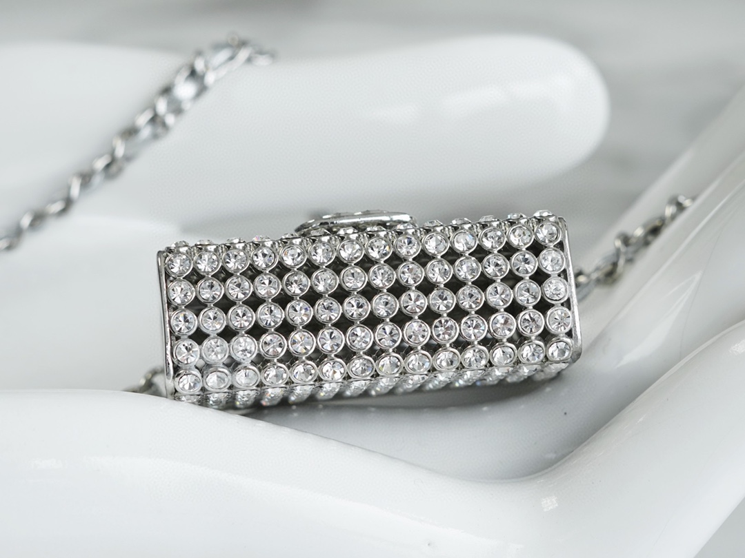 𝗖𝗛𝗔𝗘𝗡𝗟✦ Flowing rhinestone 𝟮𝟮𝗣 rhinestone metal necklace bag