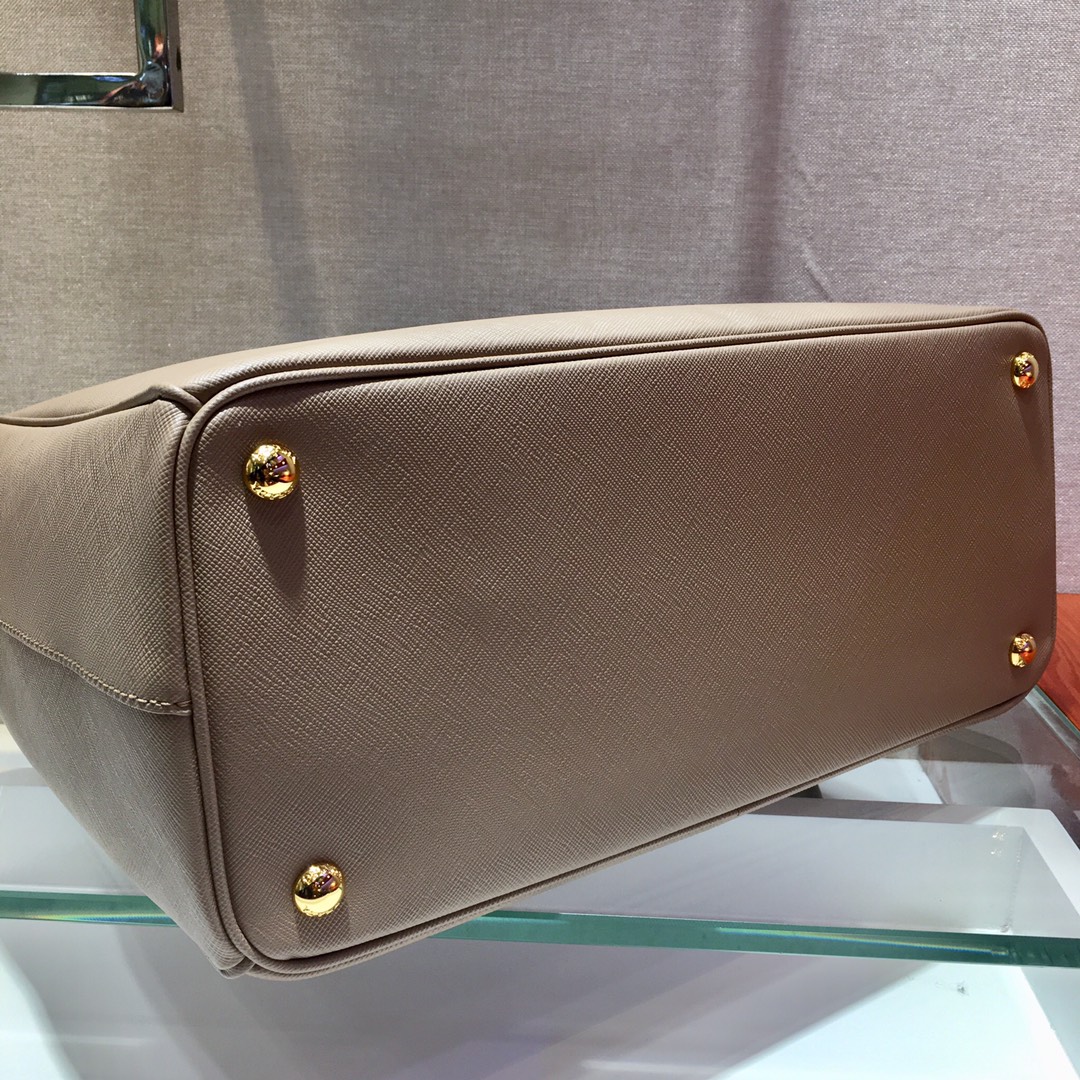 𝐏𝐑𝐀𝐃𝐀 Classic favourites 1BA274