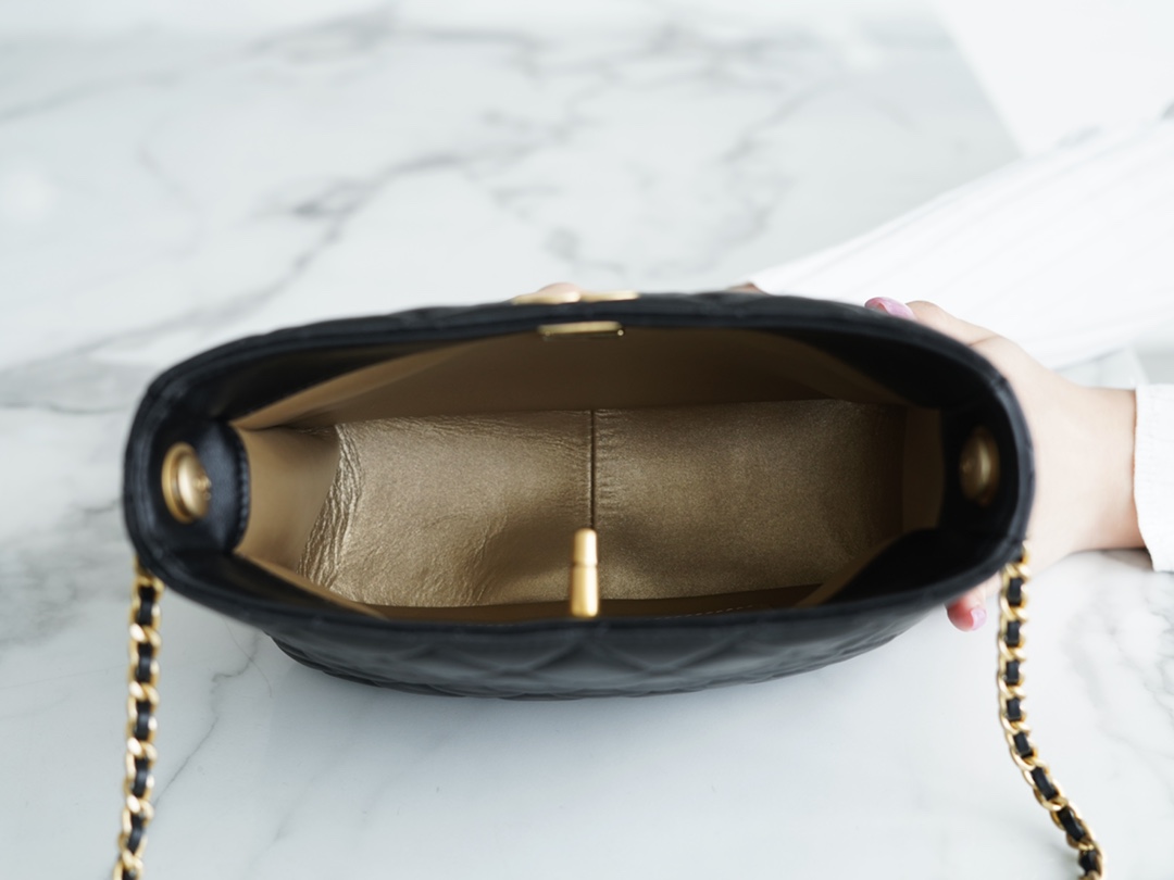 𝗖𝗛𝗔𝗘𝗡𝗟✦ 22s Woven Gold Ball 𝑯𝒐𝒃𝒐 Hippie Bag Black 〰️
