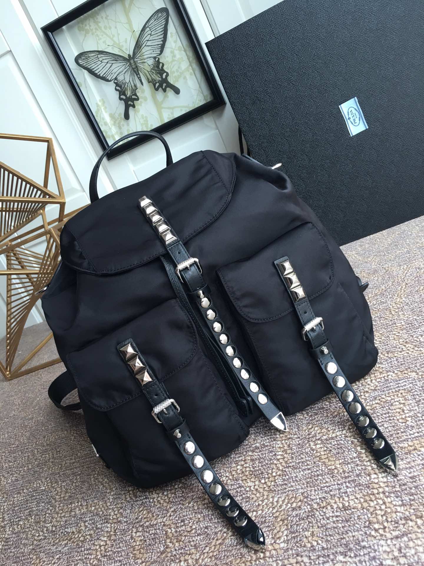 𝐏𝐑𝐀𝐃𝐀 Runway model shoulder bag