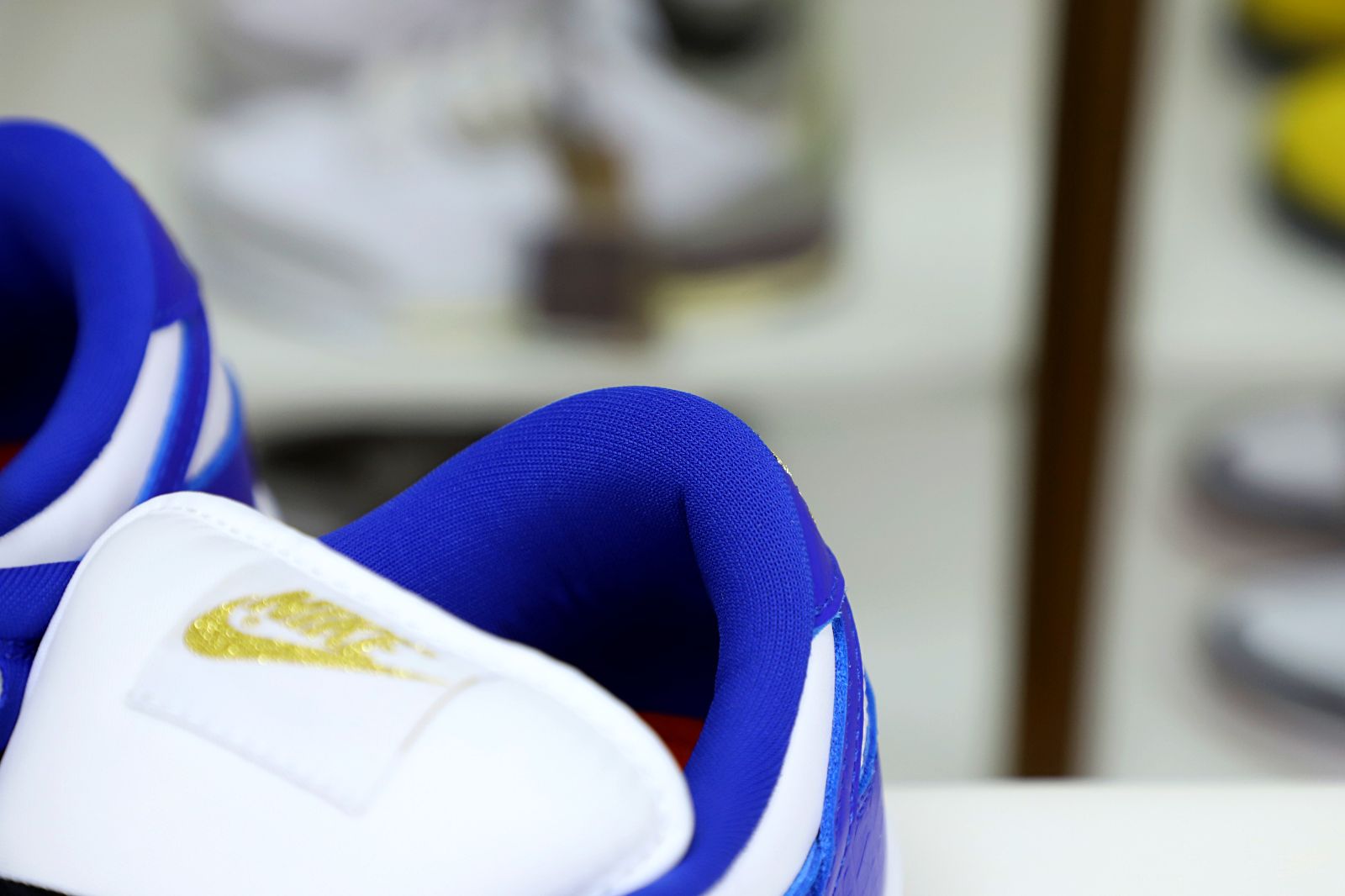 Supreme x Nike SB Dunk Low Hyper Royal