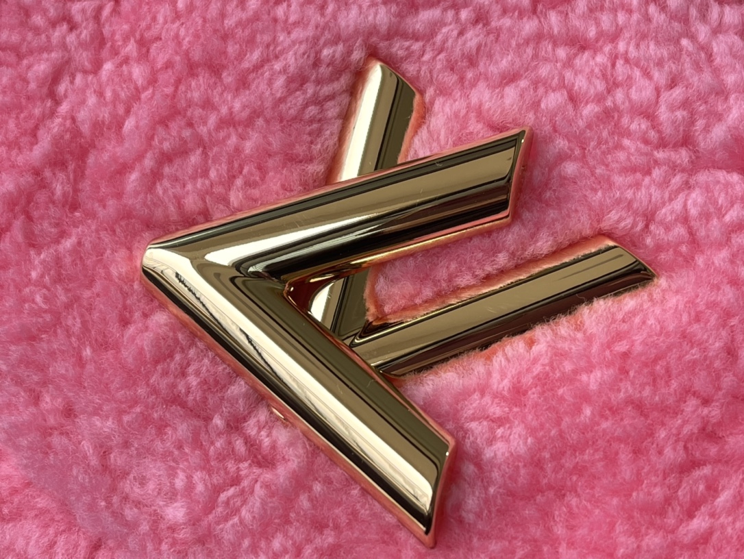 𝐋𝐎𝐔𝐈𝐒 𝐕𝐔𝐈𝐓𝐓𝐎𝐍    M21040