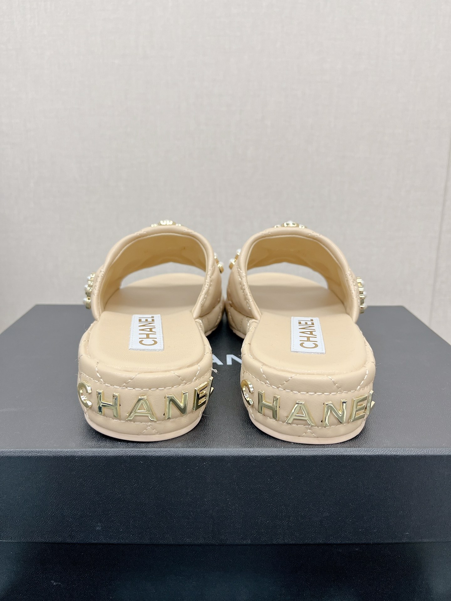 CHANEL water table thick bottom pearl flower slippers original rubber sole