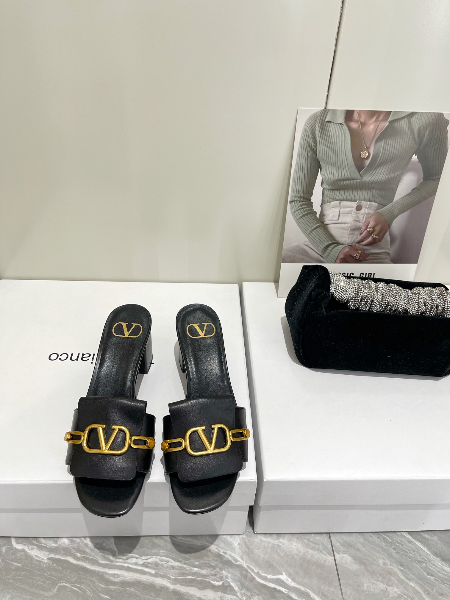 【Valentino】𝟐𝟎𝟐𝟏/𝐒𝐒 𝐧𝐞𝐰  Valentino 2022 / fw spring and summer new women's slippers