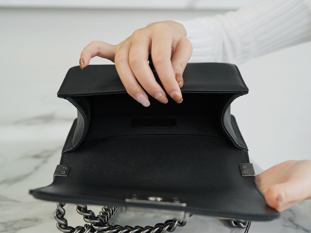 𝗖𝗵𝗮𝗻𝗲𝗹 𝗟𝗲𝗯𝗼𝘆 Imported custom caviar calfskin:Small ball pattern Small Black Silver