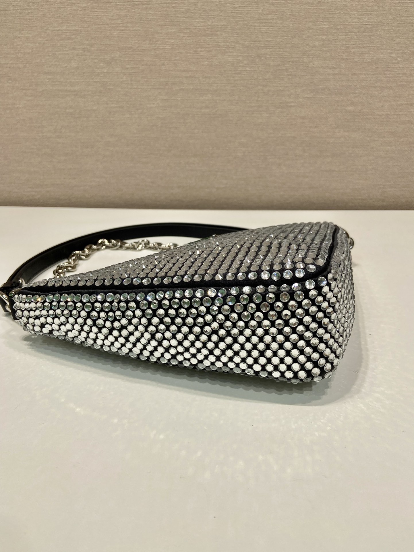 𝐏𝐑𝐀𝐃𝐀 Triangle bag with glitter diamonds 1BH190