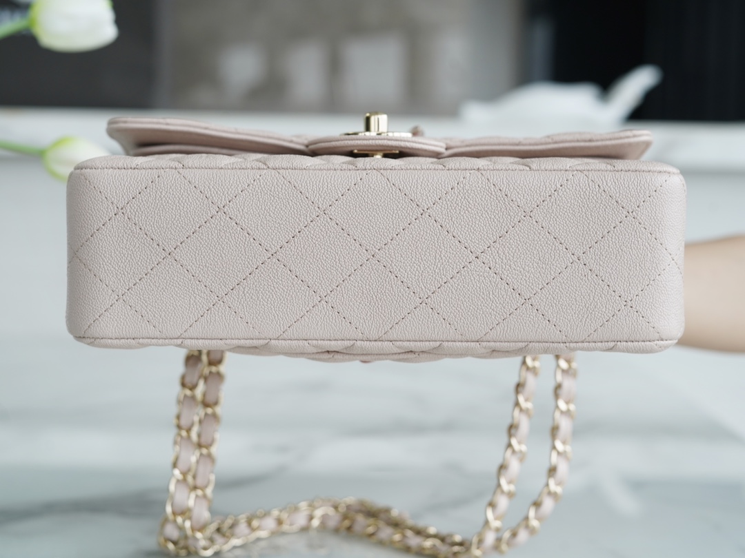 𝐂𝐇𝐀𝐍𝐄𝐋 Classic Flap washed cowhide is made from the most delicate newborn calves washed fetal cow small light apricot