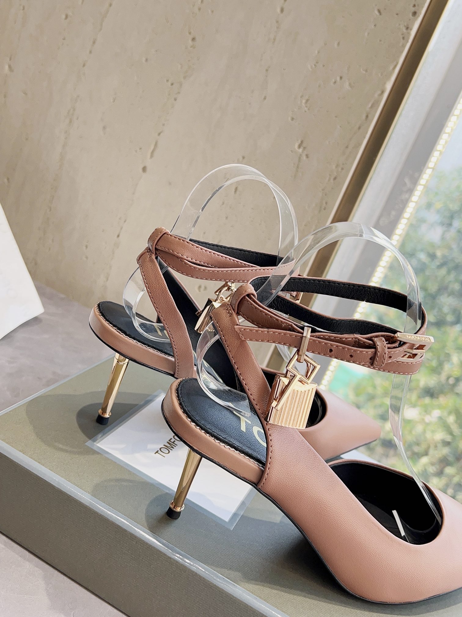 𝐓𝐎𝐌𝐅𝐎𝐑𝐃｜𝟐𝟎𝟐𝟑𝐒𝐒/𝐧𝐞𝐰  Dolce & Ga women's jeweled buckle jacquard raglan heels