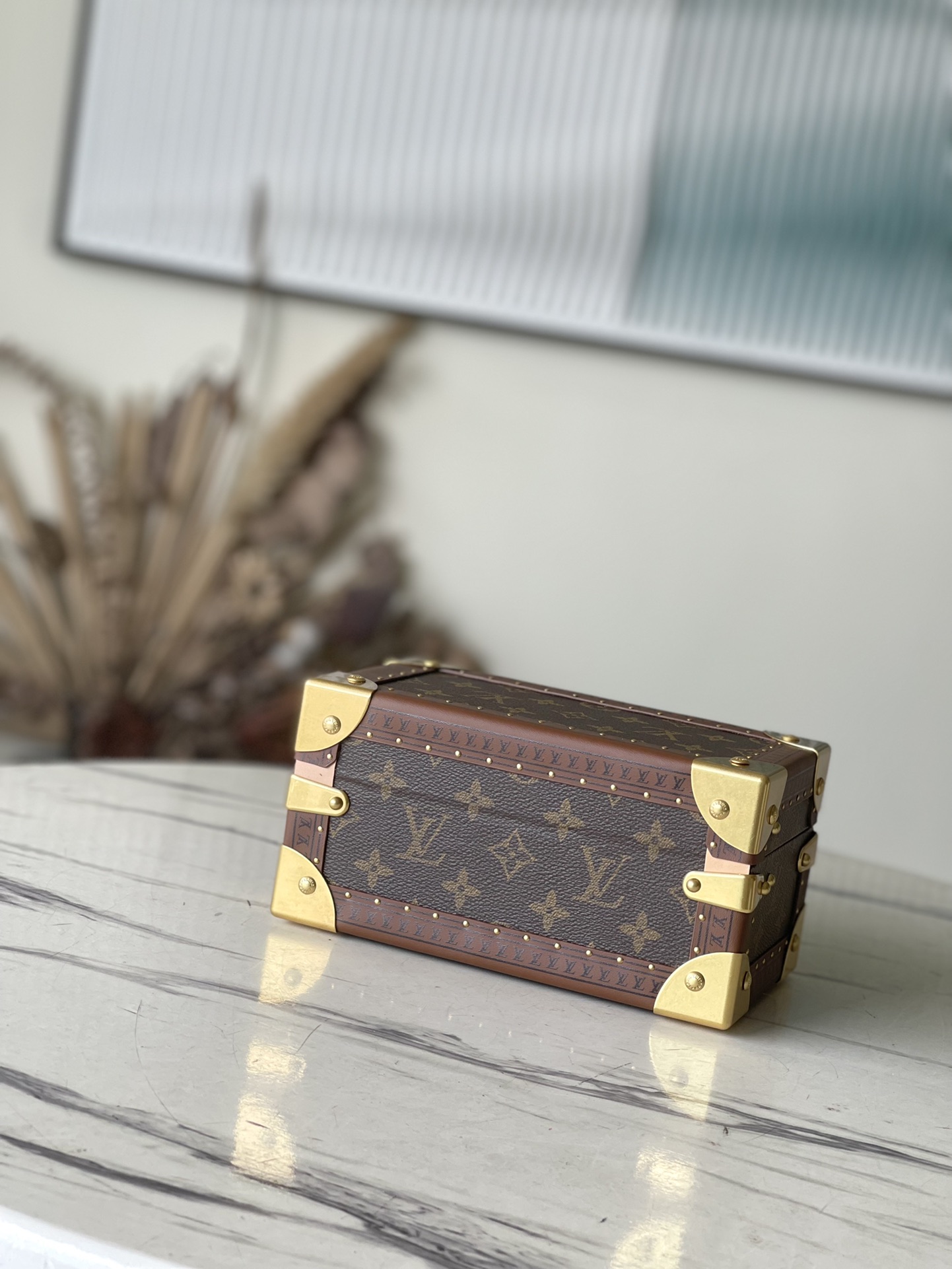 𝐋𝐎𝐔𝐈𝐒 𝐕𝐔𝐈𝐓𝐓𝐎𝐍  M20037 Red This jewelry box is decorated with a simple and elegant Monogram canvas bag