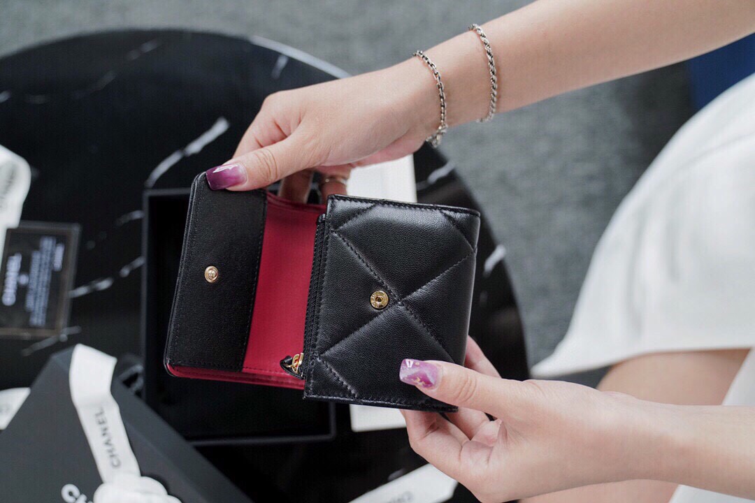 𝗖𝗛𝗔𝗘𝗡𝗟✦In goatskin leather 🐐 Wallet with short clip from the 19 series Black gold