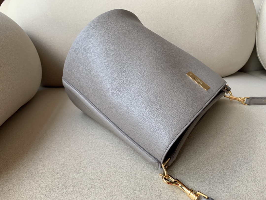 𝐂𝐞𝐥𝐢𝐧𝐞 BUCKET 16 bucket bag in smooth calfskin