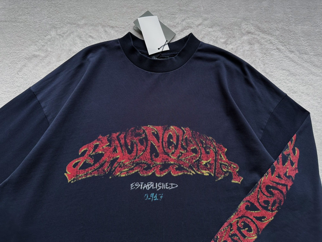 Balenciaga...🔥Flame floral print round neck and long sleeves