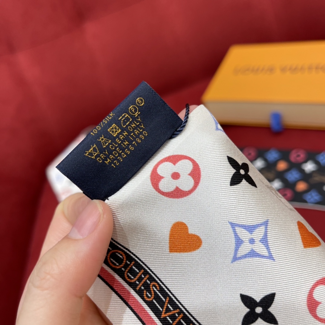 𝐋𝐨𝐮𝐢𝐬 𝐯𝐮𝐢𝐭𝐭𝐨𝐧 Game on three-color silk scarf with poker elements