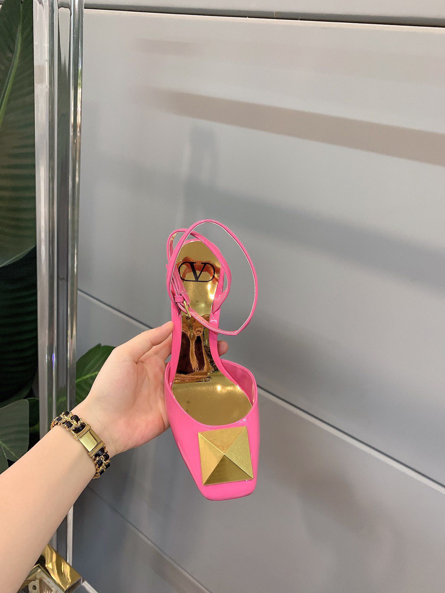 【Valentino】𝟐𝟎𝟐𝟏/𝐒𝐒 𝐧𝐞𝐰 VALENTINO 2022ss spring-summer new big studded high heelss still the classic studded collection