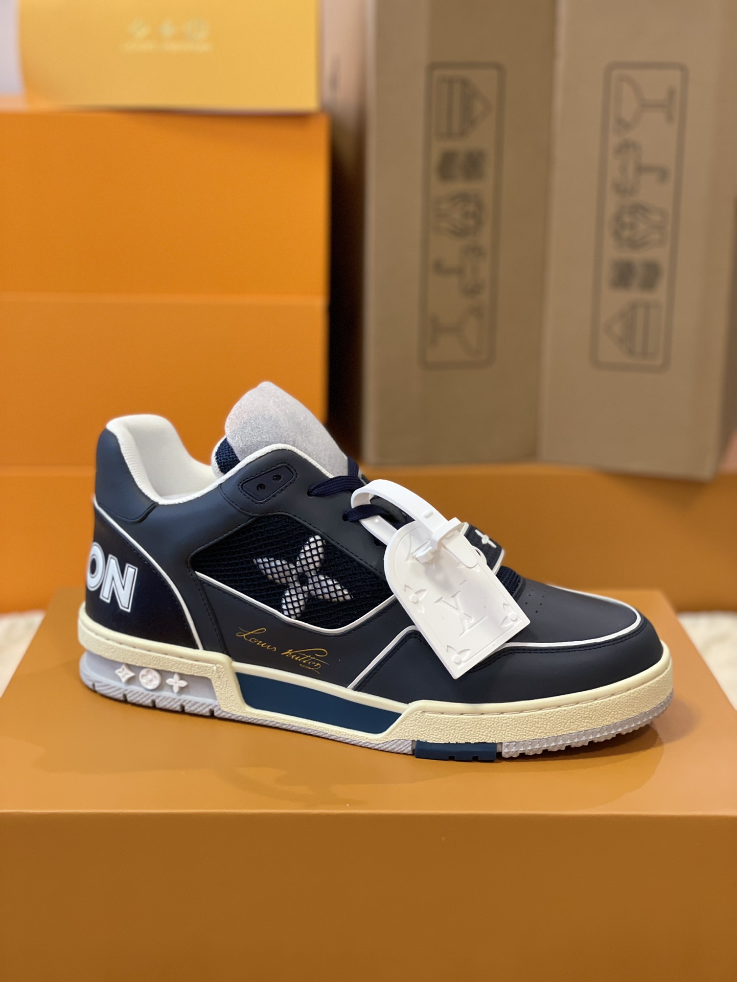 Louis Vuitton Trainer Men's Model 1A98UX