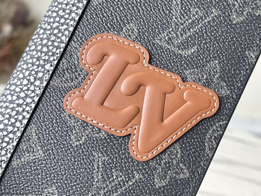 𝐋𝐎𝐔𝐈𝐒 𝐕𝐔𝐈𝐓𝐓𝐎𝐍     M81807